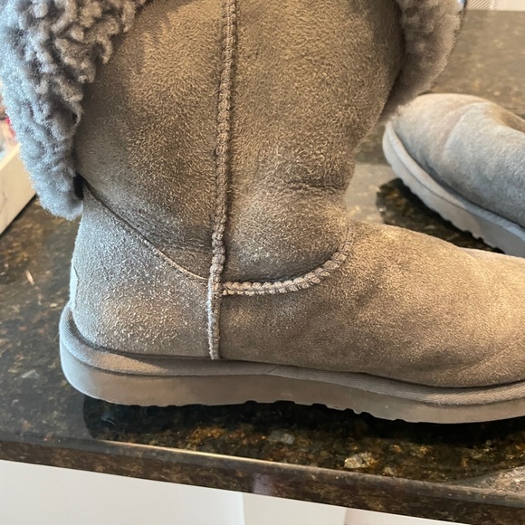 UGGS- Gray. Slightly used. Size 8W - Picture 4 of 8
